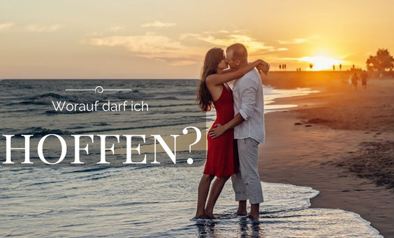 Paar küsst sich am Strand